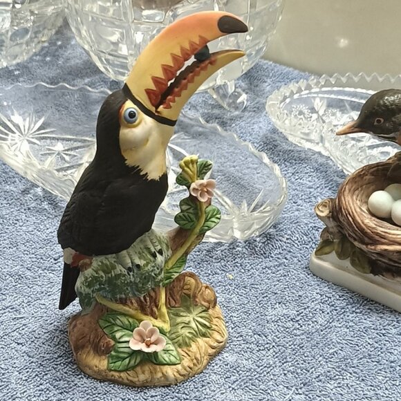 Vintage J Byron Royal Crown Porcelain Toucan. Hand Painted - Picture 2 of 5